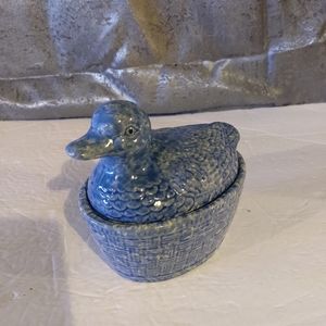 Spongeware Blue Ceramic Nesting Duck on Basket 2 quart Casserole Dish Vi…